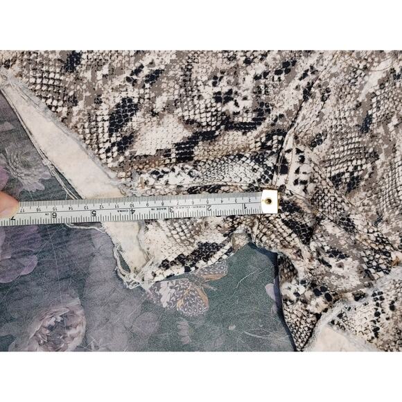 Kut From The Kloth Gidget High Rise Short Raw Hem Snake Skin Brown Womens Size 4 - Picture 10 of 10